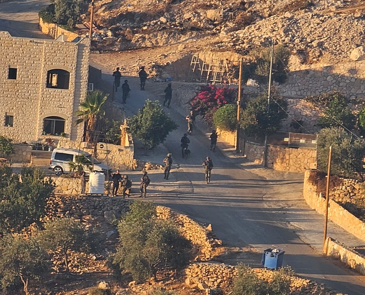 الاحتلال يعتقل 35 مواطنا خلال الاقتحام المستمر لقرية المغير