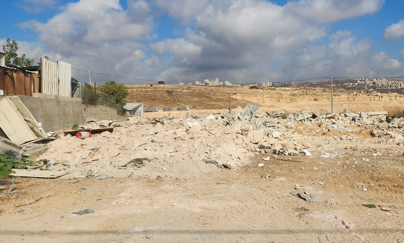 سلطات الاحتلال تهدم منشآت صناعية في جبع شمال شرق القدس