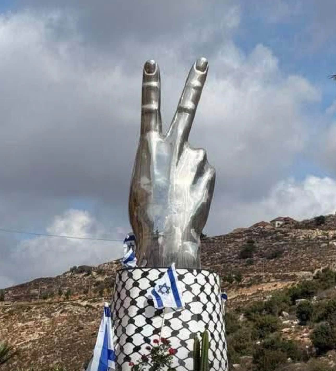 مستعمرون يهاجمون مركبات ويغلقون طرقا في رام الله