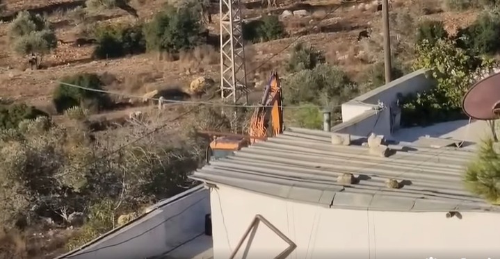 مستعمرون يجرفون أراضي في قرية أم صفا شمال رام الله