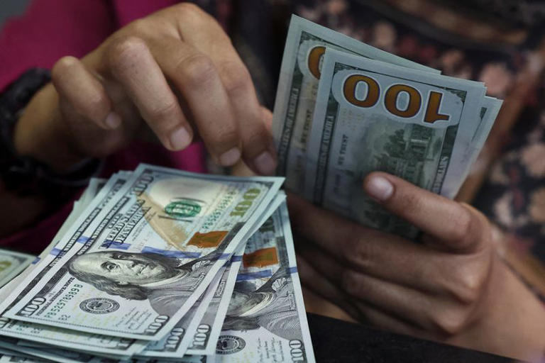الدولار عند أعلى مستوى في 17 شهرا مع تراجع اليورو