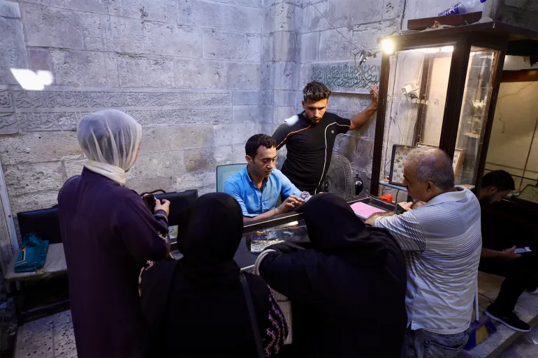 مدخرات وزينة.. إعادة تدوير ذهب غزة وفضتها محليا لتلبية حاجة السوق