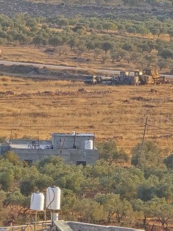 اصابات بالاختناق جراء هجوم مستوطنين على المغير