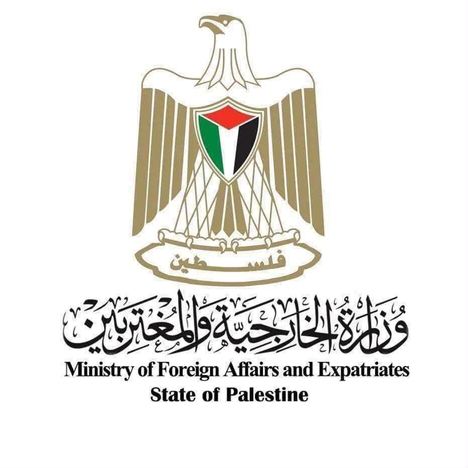 الخارجية الفلسطينية تدين جرائم الحرب التي يرتكبها الاحتلال والمستوطنون بحق قاطفي الزيتون في الضفة الغربية 