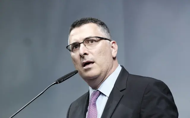 ساعر: عباس يخدع المجتمع الدولي بشأن الانتخابات