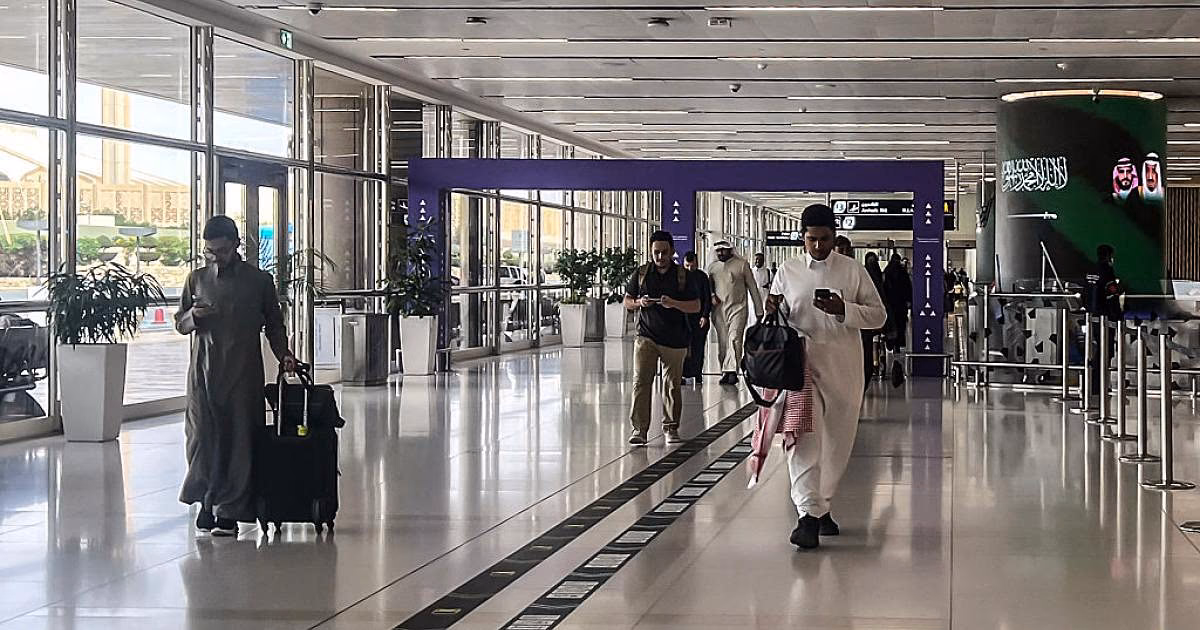 قتلى وجرحى في هجوم على مطار الرياض والتحالف يتوعد بالرد
