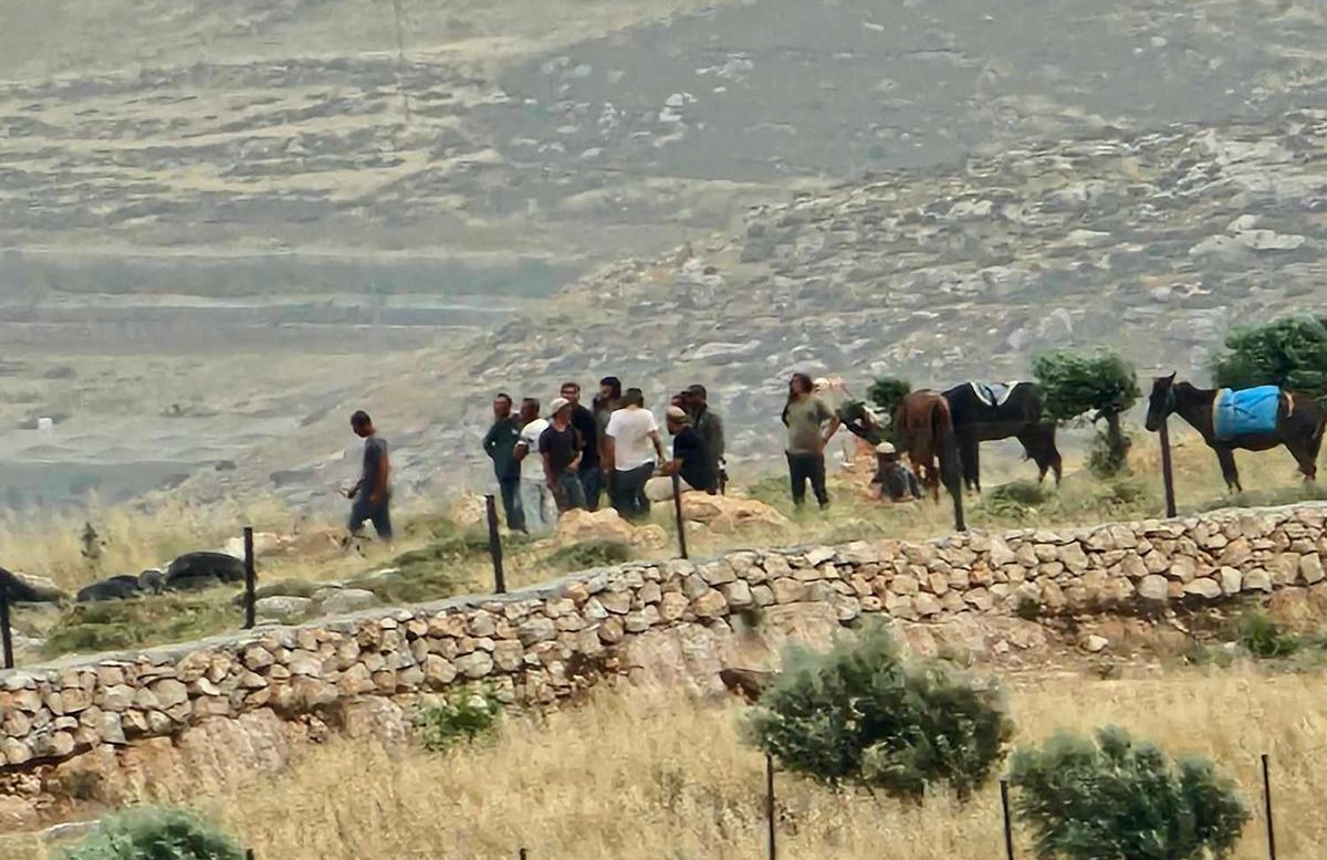 مستعمرون يهاجمون قاطفي الزيتون في بيت أمرين 