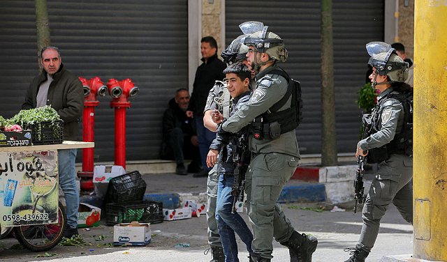 الاحتلال يزجّ بغالبية القاصرين الفلسطينيين الأسرى في العزل الانفرادي العام الماضي
