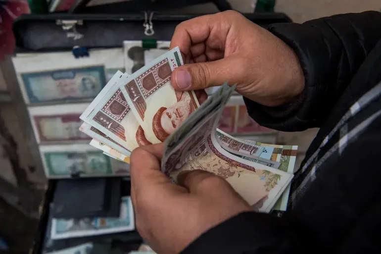 كيف يحوّل الإيرانيون أموالهم إلى الخارج رغم العقوبات؟