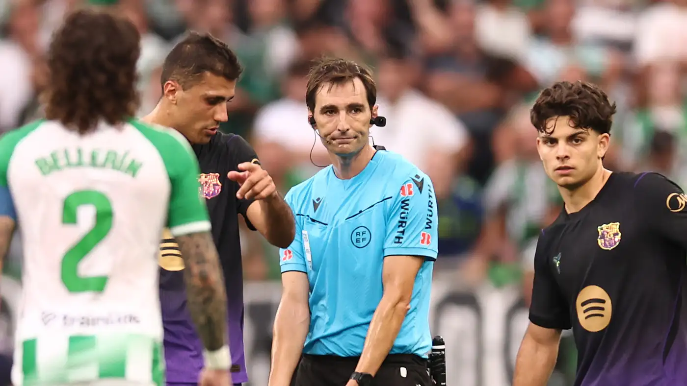 حكم برشلونة ينال تقييماً 3 من 10