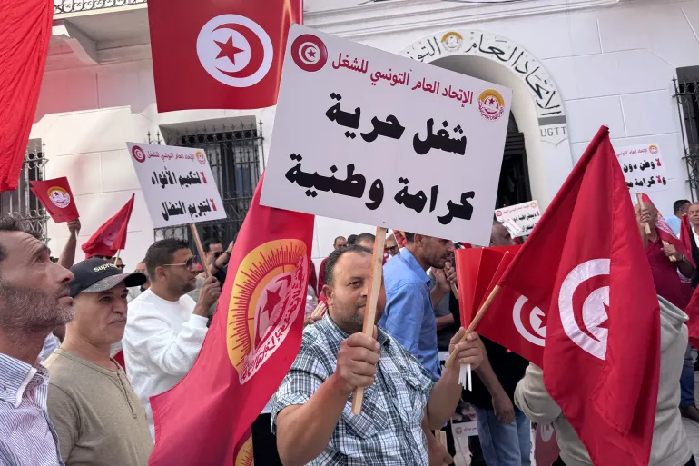 آلاف التونسيين يطالبون برحيل السلطة واستعادة الحريات