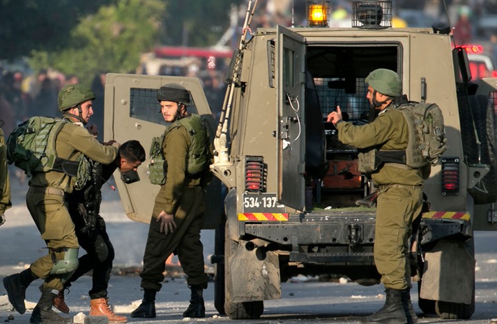 الاحتلال يعتقل 12 مواطنا من طولكرم غالبيتهم أسرى محررين