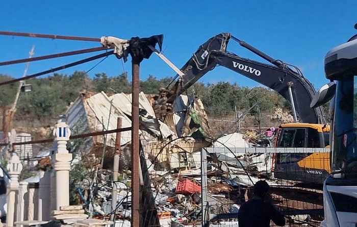 الاحتلال يهدم منشآت زراعية ويقتلع مئات الأشجار ويجرف أراضي شمال الخليل