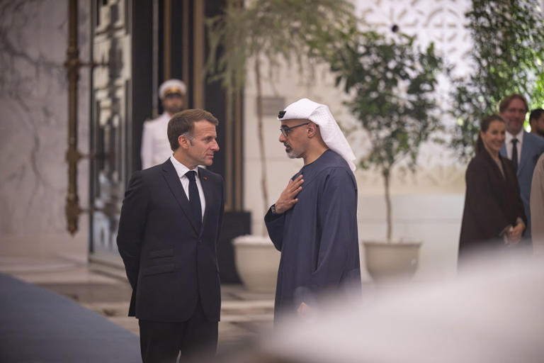 ولي عهد أبوظبي والرئيس الفرنسي يشهدان حوار الأعمال الإماراتي-الفرنسي