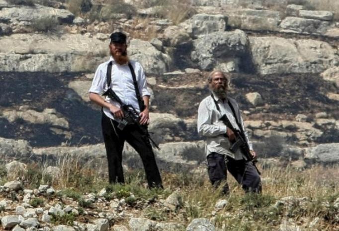 مستوطنون يضرمون النيران في أراضي برقة شمال غرب نابلس