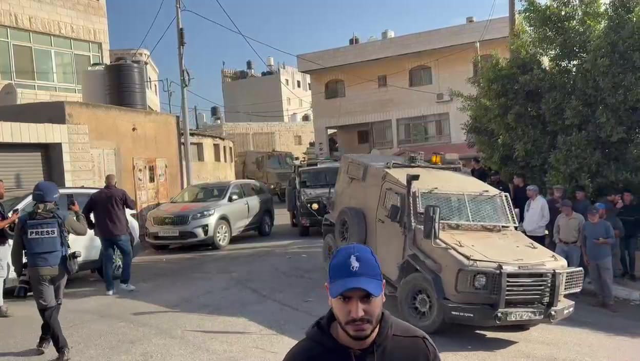 قوات الاحتلال تمنع مزارعي دير جرير من قطف الزيتون