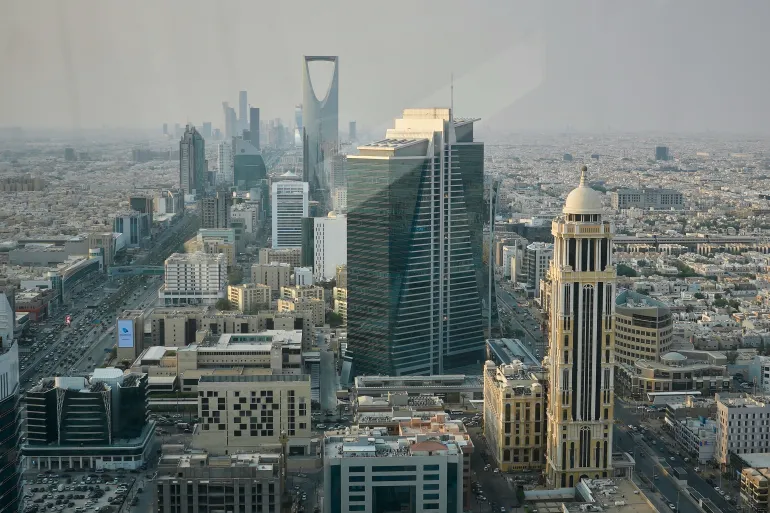 السعودية تعترض صاروخا حوثيا باتجاه الرياض واشتباكات عنيفة في تعز