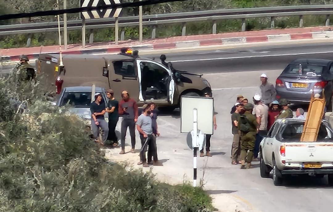 مستعمرون يهاجمون مركبات المواطنين غرب بيت لحم 